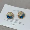 Pendientes de botón redondos estilo francés de lujo ligero azul con flor y diamantes brillantes, diseño de nicho moderno y sofisticado, pendientes versátiles para el día a día