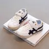 Tenis para Niños Otoño 2025 Nuevo Estilo Niños y Niñas Antideslizantes Zapatos de Skate Suela Suave Estilo Trendy Zapatos Blancos Ligeros Zapatos Forrest Gump