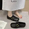 Mocassins de couro genuíno com solas macias, confortáveis para usar o dia todo, novo estilo outono/inverno 2026 feminino, perfeitos com vestidos, sapatos de salto baixo, sapatinhos de couro