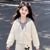 Conjunto de dos piezas de moda para niñas para primavera y otoño, con una sudadera con capucha y cremallera con diseño de dos piezas falso y pantalones casuales con ribete de encaje.