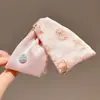 Presilha de cabelo triângulo em tecido para mulheres, com um visual sofisticado, perfeita para criar um coque estiloso na parte de trás da cabeça; uma grande presilha tipo tubarão com aparência delicada, com um laço de borboleta
