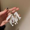 Aretes de Pétalos de Flores Super Hada Aguja de Plata Aretes Nicho Coreanos de Alta Gama Aretes Versátiles para Mujeres de Chica del Bosque Ins