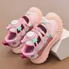 Tênis esportivo feminino com solas macias, malha leve, respirável, novo modelo primavera e outono 2026, tênis de corrida infantil, sapatos antiderrapantes para meninos