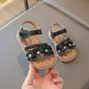 Sandálias Infantis 2025 Verão Novas Sola Macia Sapatos de Princesa Sapatos de Praia para Meninas Sapatos de Bebê Sandálias para Crianças Pequenas e Médias Estudantes