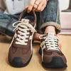 Sapatos masculinos 2026 nova primavera casuais esportivos antiderrapantes estilo Forrest Gump versáteis sola macia tênis de treino alemão vermelho para adolescentes