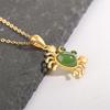 Criativo pequeno animal caranguejo pingente calcedônia verde pequeno caranguejo antigo areia ouro artesanato verde jaspe pingente colar