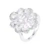 Anel de luxo feminino com flor de cristal de diamante artificial e zircônia, acabamento de alto brilho, fabricado com requinte, exclusivamente para vendas transfronteiriças, direto do fabricante