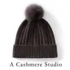 Novo gorro estilo europeu e americano de fio fiado de veludo fino com pompom de pele de raposa real, chapéu de tricô com padrão torcido e design de gola alta canelada