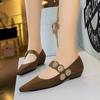 3683-1K92 Estilo Retro Combinan con Todo Cuña Ante Tacón Bajo Decoración Metálica Boca Poco Profunda Puntiagudas Zapatos de Salón Individuales para Mujer