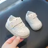 Sapatos para bebê menina e criança pequena 2026 primavera novo modelo bico fechado sapatos casuais infantis sapatos de princesa para bebê sapatos para jardim de infância e ambientes internos