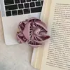 Novo Scrunchie de Flor em Seda Acetinada com Estilo Jovem e Elegante para Penteados de Coque, Rabos de Cavalo Baixos e Prendedores de Cabelo