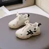Tênis esportivos infantis para meninos, sapatos de caminhada para bebês para primavera e outono, tênis de treino estilo alemão para meninas, sapatos casuais respiráveis de sola macia antiderrapante para crianças pequenas