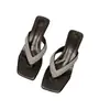 Chanclas de moda y con estilo con diseño de tira entre los dedos, tacones finos y suela suave para un uso cómodo en verano. Nuevo estilo con adornos de pedrería