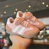 Tênis Infantil 2025 Versão Coreana Primavera e Outono Novos Versáteis Estilosos Sapatos de Treino Alemães para Meninos e Meninas Moda Retro Tendência