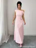 Moda Feminina Transfronteiriça Europeia e Americana Verão 2026 Novo Estilo Ombro Único Ombro a Ombro Cintura Marcada Franzido Vestido Longo Slim-Fit Bodycon para o Dia a Dia