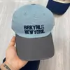 Gorra de Béisbol Retro Americana con Bloques de Color y Bordado de Letras de Ala Ancha y Copa Suave para Mujer, Primavera y Verano, Gorra con Visera para Adelgazar el Rostro para Hombre, Moderna