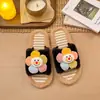 Nuevas zapatillas de algodón para el hogar con girasol para otoño e invierno, zapatillas peludas 2026, zapatos de algodón de moda con suela plana, versátiles para niñas
