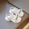 Sandálias Novas de Menina Primavera 2025 Moda Coreana Sapatinhos de Princesa com Laço Sandálias Fechadas para Crianças e Chinelos