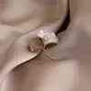 Broche Nuevo de Hoja de Ginkgo 2025 para Mujer, Elegante, Exquisito, Moderno, de Alta Gama, Lujo Accesible, Lujoso con Abrigo
