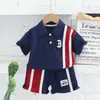 Conjunto de Ropa de Verano para Niños Estilo Coreano de Comercio Exterior, Ropa Nueva para Niños, Conjunto de Manga Corta a Rayas Verticales de Verano para Niños, Venta al por Mayor Elegante para Bebés