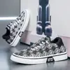 Zapatos para Hombre 2026 Primavera Nuevo Estilo Tenis de Lona Estampado Retro Moda Transpirables Modernos Versátiles Zapatos Casuales para Hombre