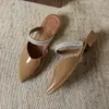 Un Par de Zapatillas de Cristal Estilo Francés con Punta Semi-Cubierta para Mujer, Nuevos Zapatos Planos de Punta Aguda de Verano para Uso en Exteriores, Sandalias Brillantes, Venta al por Mayor Transfronteriza