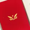 Tarjetas de invitación de boda de terciopelo burdeos con logo de lámina dorada, completas con sobres