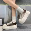 Sapatos casuais de novo estilo para mulheres baixinhas, tênis versáteis com cadarço 2026, sapatos de plataforma para estudantes, outono, solado grosso, biqueira larga, preto