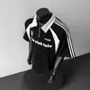 Camiseta Versátil Juvenil Patchwork de Letras Blanco y Negro para Estudiantes Varones, Estilo Americano Media Cremallera Biker Manga Corta Verano Tendencia Marca