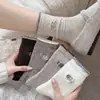 Calcetines Bordados de Estilo Japonés Nuevos para Otoño e Invierno para Mujer, Calcetines de Lana Suave y Cálidos de Borde Enrollado a Media Pantorrilla, Calcetines Largos Versátiles de Nicho de Moda