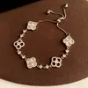 Pulseira de cordão com flor de zircônia e madrepérola estilo francês, exalando uma vibe cool e elegante, um acessório de nicho e sofisticado, versátil para qualquer look, projetada para mulheres