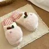 Pantuflas Esponjosas de Manzana para Mujer 2026 Nuevo Estilo Hogar Antideslizantes Cálidas Lindas de Algodón Postparto Estilo Padre-Hijo ins