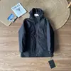 Las chaquetas de plumas para exteriores son imprescindibles para los viajes de invierno, ya que ofrecen tanto un alto volumen como retención de temperatura.. 10641