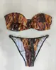 Comercio Electrónico Transfronterizo se Especializa en Suministrar Lotes Directos de Fábrica en Stock de Bikinis de Dos Piezas Populares Europeos y Americanos con Tops Tubulares Sexy Estampados