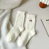 Meias Pelúcia Cano Médio Femininas Outono e Inverno 2025 Novo Estilo Popular Espessas Quentes com Forro de Lã Meias Brancas Fofas para Dormir