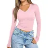 Camiseta feminina de manga comprida com decote em V, estilo europeu e americano, modelagem que afina a silhueta. Confeccionada em seda de leite com forro interno de alta qualidade.