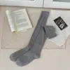 Calcetines Altos para Mujer Estilo Primavera y Otoño con Botas Color Sólido Calcetines Largos Tubo Alto Adelgazantes Suaves Encaje Fruncido Calcetines Apilados