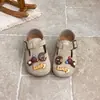 Zapatos de piel para niña estilo retro ante color marrón Maillard para bebé, nuevos de otoño 2026 zapatos de dibujos animados para niño tipo Birkenstock, mocasines