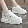 Zapatillas blancas de cuero para mujer K5603, nuevo modelo 2026, versátiles con faldas, suela gruesa, que aumentan la altura, suela blanda, zapatos cómodos
