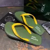 Novas chinelas masculinas para uso externo, chinelos casuais simples para homens, sandálias de praia antiderrapantes para o verão de 2026