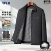 Jaqueta de lã dupla face de inverno para homens, com forro interno preenchido com plumas, camada externa de mistura de lã e um design casual com gola, adequada para homens de meia-idade.