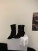 Botas de Cano Curto com Bico Fino e Fivela First Encounter Sazonal para Mulheres Outono 2026 Novo Estilo Botas Legging Melard Botas de Cano Médio com Babados