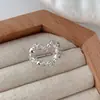 Anillo de Plata de Ley S925 Corazón Hueco Brillante con Incrustaciones de Circonita Estilo Coreano de Alta Gama Nuevo Anillo de Lujo Ligero Otoño e Invierno 2026