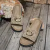 Sandalias de plataforma gruesa para mujer que aumentan la altura con hebilla metálica para uso en exteriores, nuevas sandalias de playa de una tira estilo europeo y americano transfronterizo 2026, talla grande
