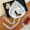 Lenço de Cabeça Triângulo Branco com Bordado Vazado Estilo Floresta Pastoral com Borda de Renda, Lenço Quadrado Pequeno de Algodão e Linho, Elástico de Cabelo, Lenço Decorativo