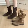 Botas vaqueras estilo western de gamuza, sencillas y retro, para mujer, colección otoño 2026, con diseño plisado y fruncido, tacón medio y estilo de botín corto