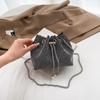 Verão Small Bag Feminino 2023 Nova moda strass Bag Chain Full Diamond Bucket Bag Nicho moda moda Crossbody Bag