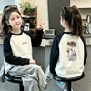 Camiseta de felpa para niñas, raglán, bloques de color, manga larga, Otoño Invierno 2026, estilo nuevo, para niños medianos y grandes, capa base, top casual, moderno