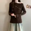 Nueva colección de otoño e invierno para mujer de talla grande: Diseños elegantes y chic para mujeres con curvas, presentando un suéter de punto trenzado, ajustado y de moda, con hombros descubiertos que crea una silueta favorecedora.
