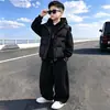 Conjunto de Chaleco de Felpa Plus para Niños Invierno 2026 Nuevo Conjunto de Tres Piezas Grueso Estilo Otoño/Invierno Guapo para Niños Medianos y Mayores Moderno